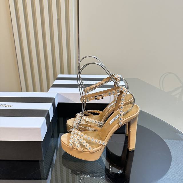 Aquazzura 2024经典款的高跟防水台水钻凉鞋，真的美到我心坎里啦！璀璨的水钻在阳光下闪烁，如同繁星点点。防水台的设计贴心又舒适，高跟鞋则赋予了自信的力